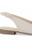 Vista trasera de flat beige para dama con pulsera ajustable de piso y moño en el empeine  