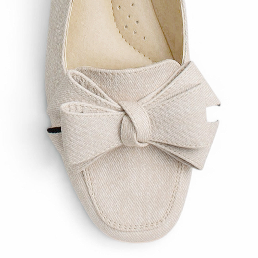 Vista del detalle en flat beige con moño en el empeine de piso y pulsera ajustable para dama 