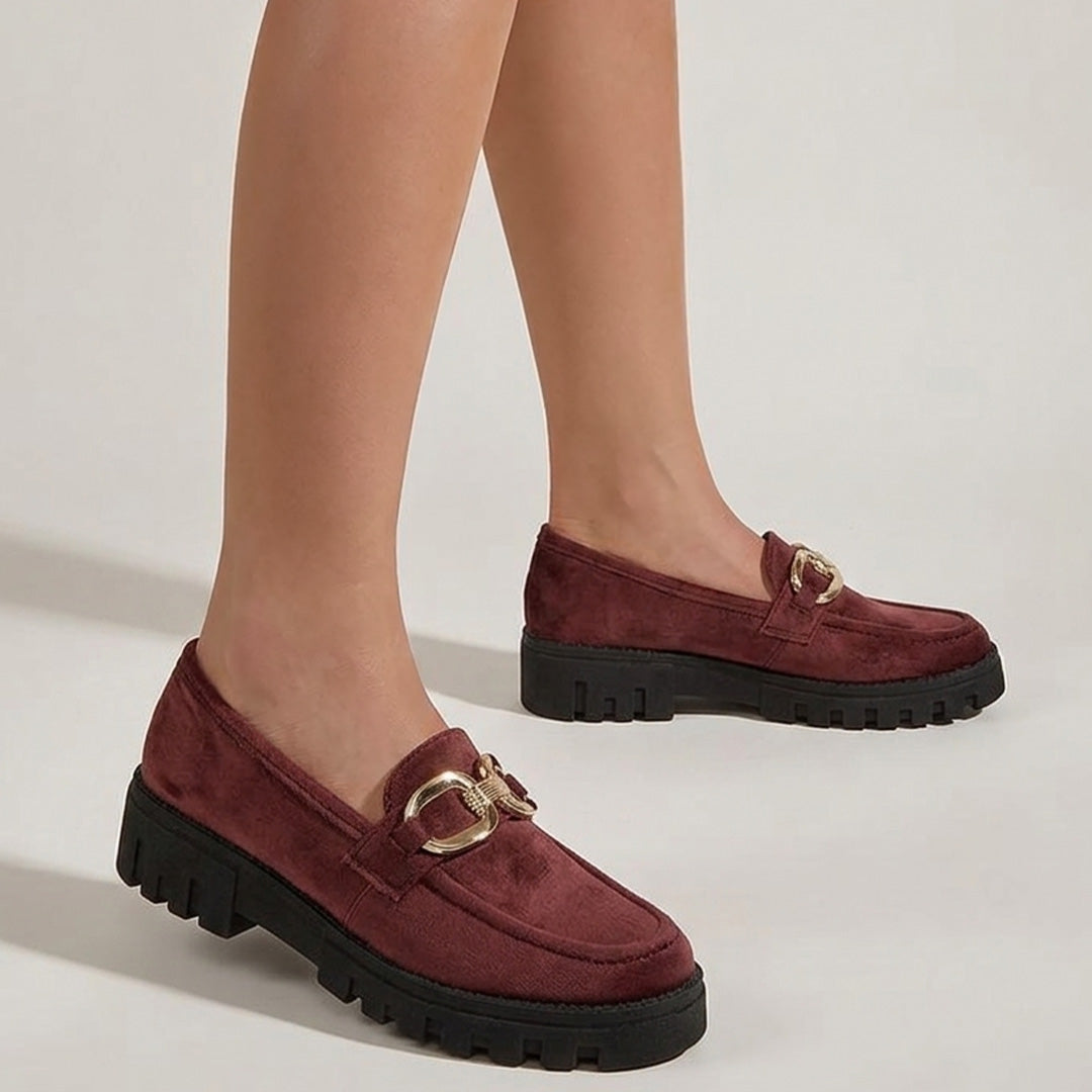 Mocasines vino para mujer con herraje metálico y suela chunky de tacón bajo ancho de 4cm