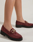 Mocasines vino para mujer con herraje metálico y suela chunky de tacón bajo ancho de 4cm