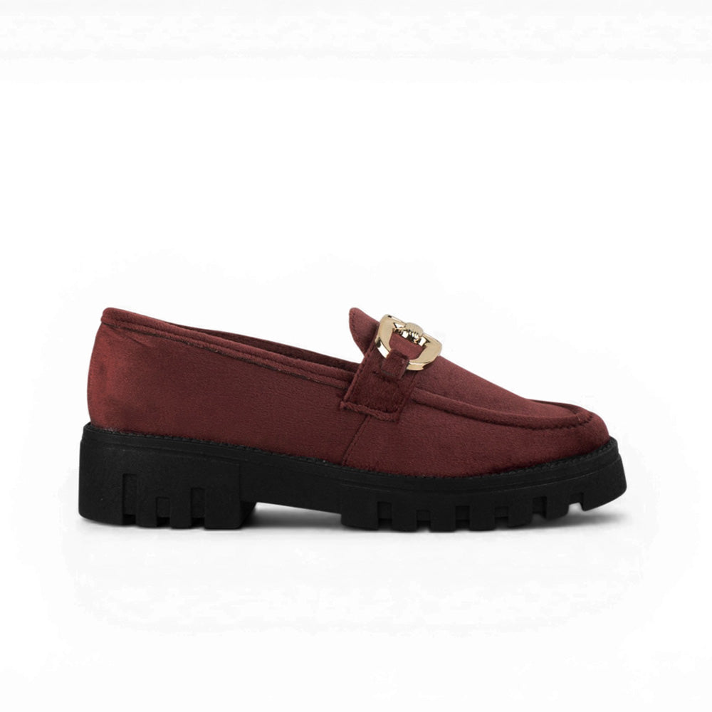 Vista lateral de mocasín vino para mujer con herraje, costura y tacón ancho bajo de 4cm, de suela chunky