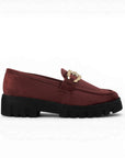 Vista lateral de mocasín vino para mujer con herraje, costura y tacón ancho bajo de 4cm, de suela chunky