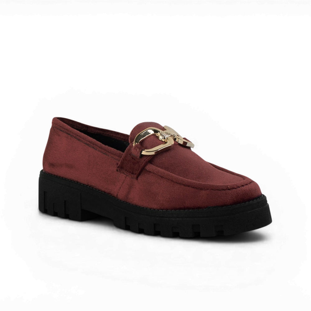 Vista diagonal de mocasín vino para mujer con herraje, costura y tacón ancho bajo de 4cm