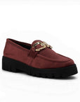 Vista diagonal de mocasín vino para mujer con herraje, costura y tacón ancho bajo de 4cm