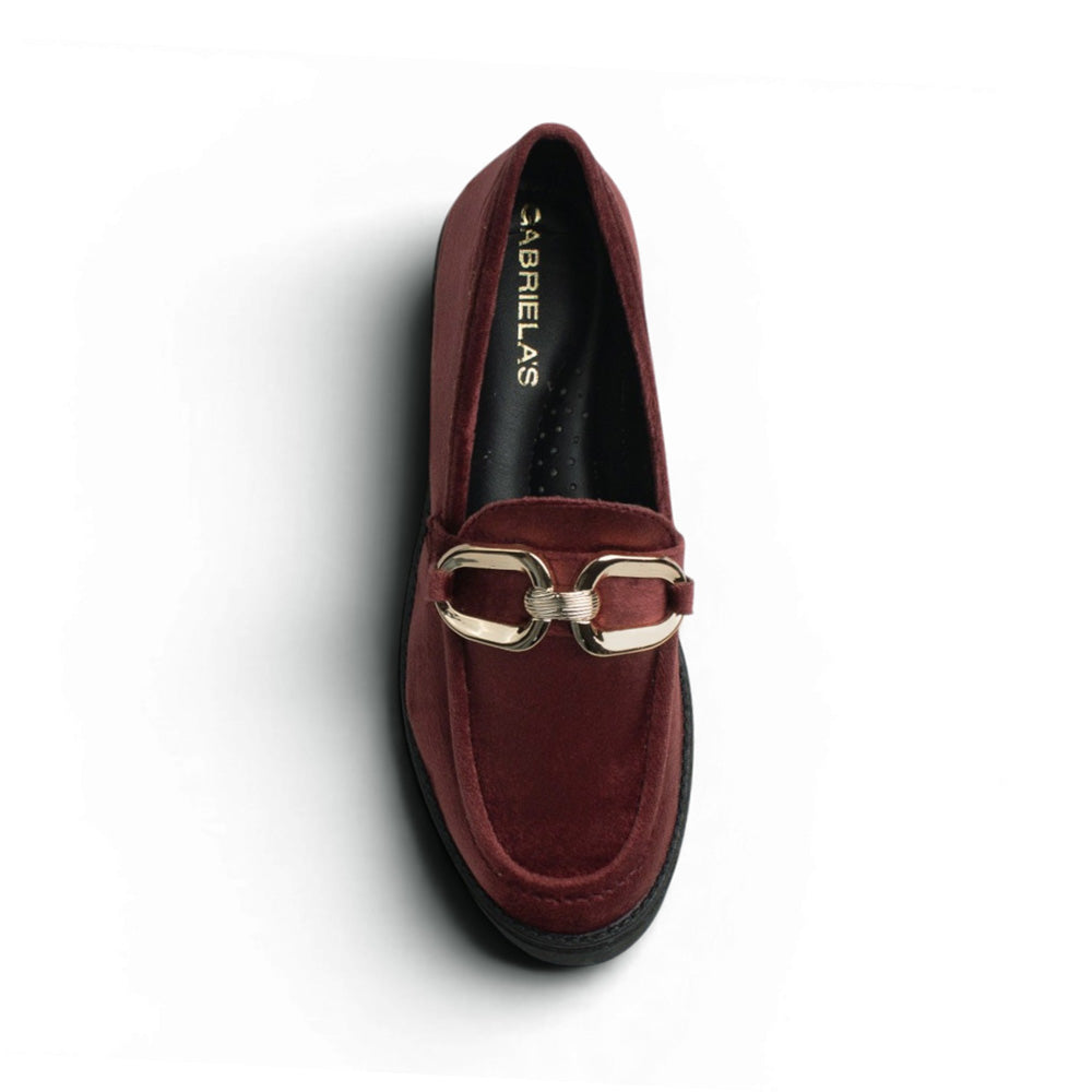 Vista superior de mocasín vino para mujer con costuras, herraje y suela truck de meter