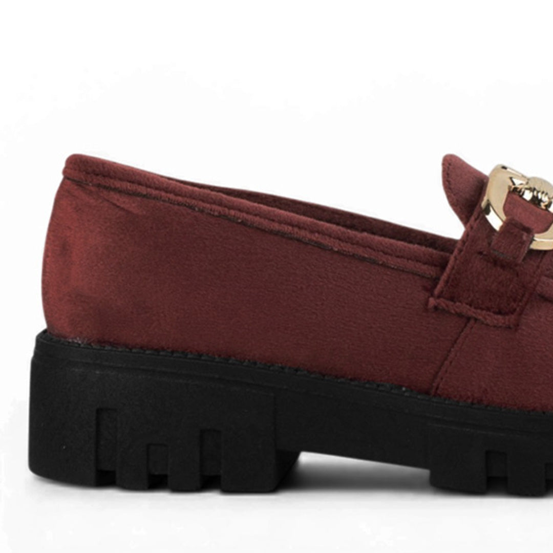 Vista trasera de tacón ancho bajo de 4cm en mocasín vino para mujer con herraje y suela truck