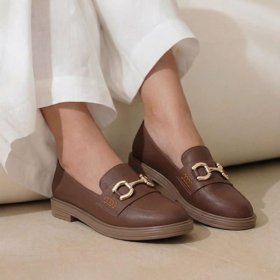Mocasines cafés para mujer de tacón bajo 3cm con herraje brillante de meter