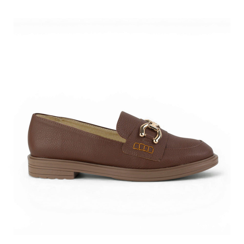 Vista lateral de mocasín cafe de meter para mujer con tacón bajo de 3cm y herraje decorativo