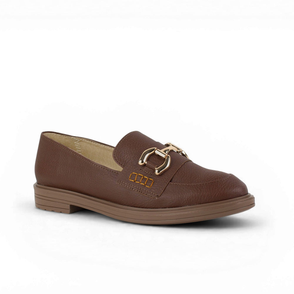 Vista diagonal de mocasín cafe para mujer  con herraje decorativo y tacón bajo de 3cm de meter