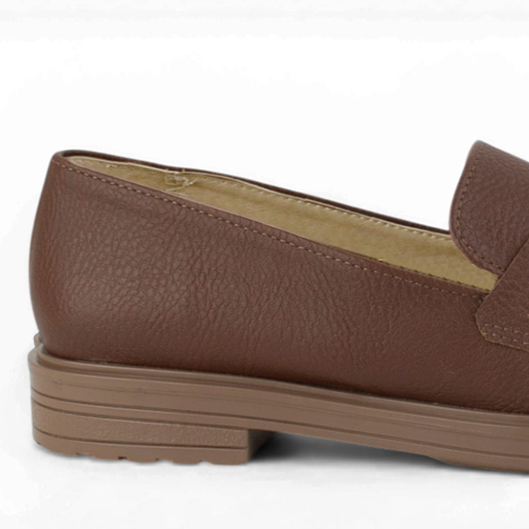 Vista trasera de tacón bajo 3cm en mocasín cafe de meter para mujer con herraje decorativo 