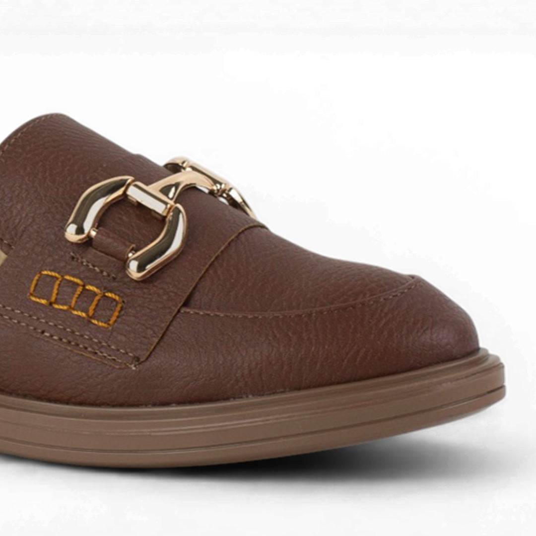 Vista de herraje decorativo en mocasín cafe de meter para mujer con tacón bajo de 3cm y punta redonda