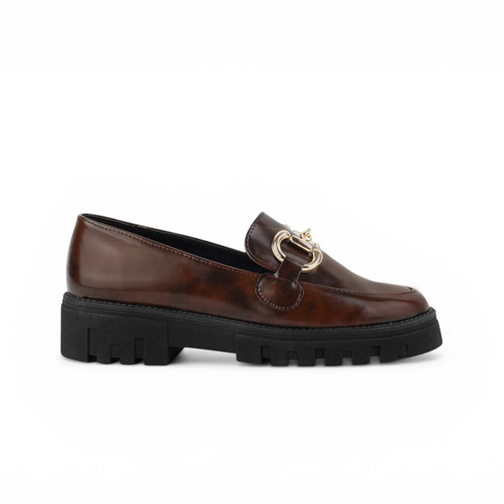 Vista lateral del mocasín chunky café con herraje decorativo y suela tipo track de tacón bajo 4cm para dama 