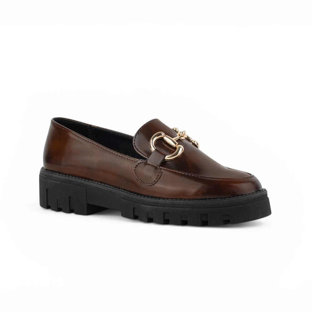 Vista diagonal del mocasin café chunky de tacón bajo 4cm y suela tipo track con herraje decorativo para dama 