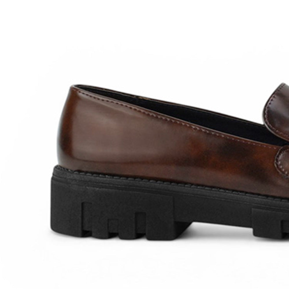 Vista trasera del tacón bajo 4cm del mocasín café tipo chunky para dama con suela track y herraje decorativo 
