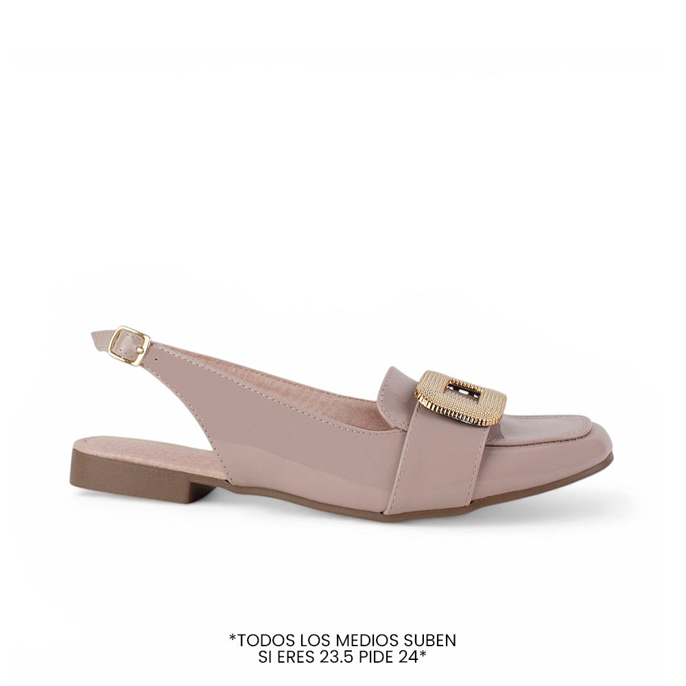Vista lateral de flats nude para mujer con hebilla de adorno sobre el empeine y correa ajustable trasera de diseño destalonado