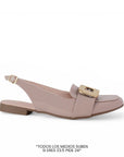 Vista lateral de flats nude para mujer con hebilla de adorno sobre el empeine y correa ajustable trasera de diseño destalonado