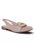Vista diagonal de flats nude para mujer de  diseño destalonado con adorno de herraje y pulsera ajustable trasera