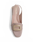 Vista superior de flats nude destalonada para mujer con hebilla de adorno sobre el empeine