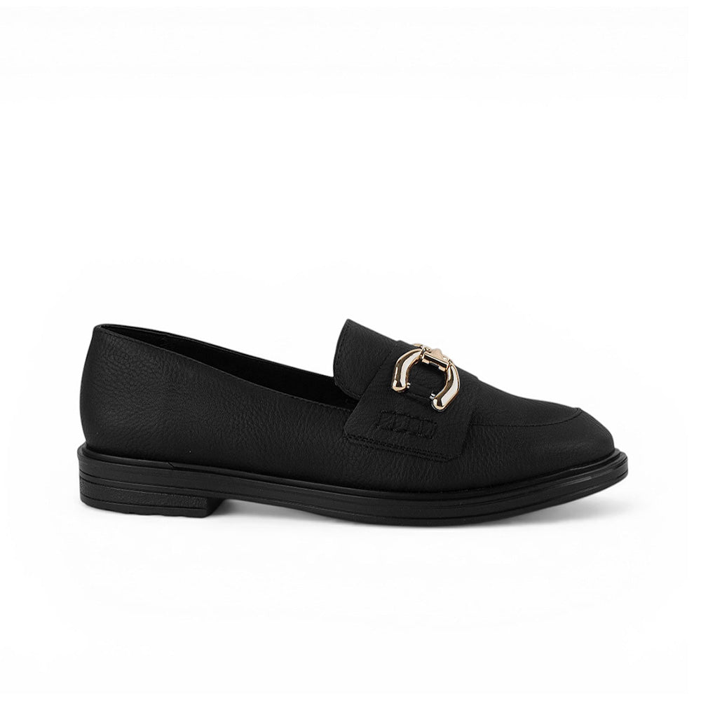 Vista lateral de mocasín negro de meter para mujer con tacón bajo de 3cm y herraje decorativo