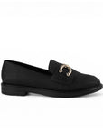Vista lateral de mocasín negro de meter para mujer con tacón bajo de 3cm y herraje decorativo