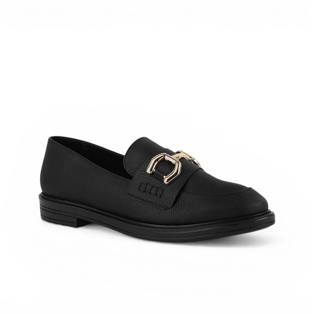 Vista diagonal de mocasín negro para mujer  con herraje decorativo y tacón bajo de 3cm de meter