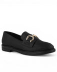 Vista diagonal de mocasín negro para mujer  con herraje decorativo y tacón bajo de 3cm de meter