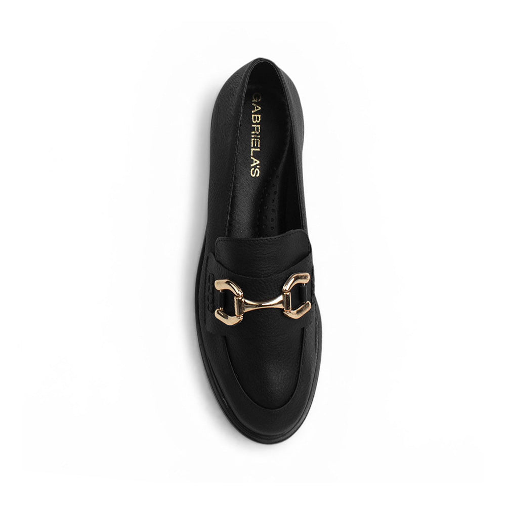 Vista superior de mocasín negro para mujer con herraje decorativo de meter 