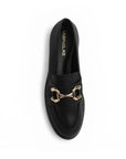Vista superior de mocasín negro para mujer con herraje decorativo de meter 