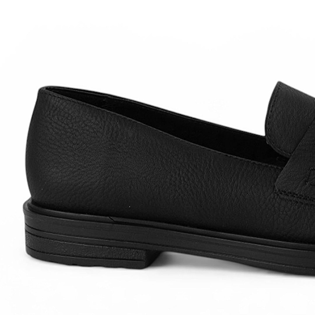 Vista trasera de tacón bajo 3cm en mocasín negro de meter para mujer con herraje decorativo 
