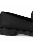 Vista trasera de tacón bajo 3cm en mocasín negro de meter para mujer con herraje decorativo 
