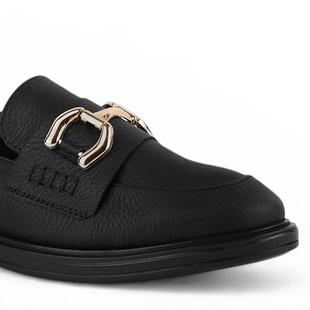 Vista de herraje decorativo en mocasín negro de meter para mujer con tacón bajo de 3cm y punta redonda