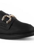 Vista de herraje decorativo en mocasín negro de meter para mujer con tacón bajo de 3cm y punta redonda