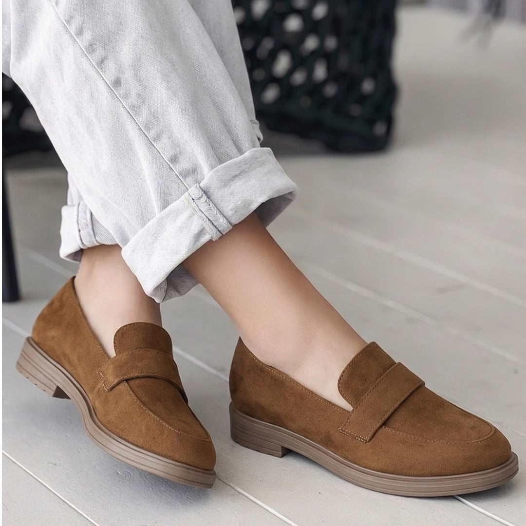 Mocasines cafés para mujer de tacón bajo 3cm y tira frontal tipo antifaz 