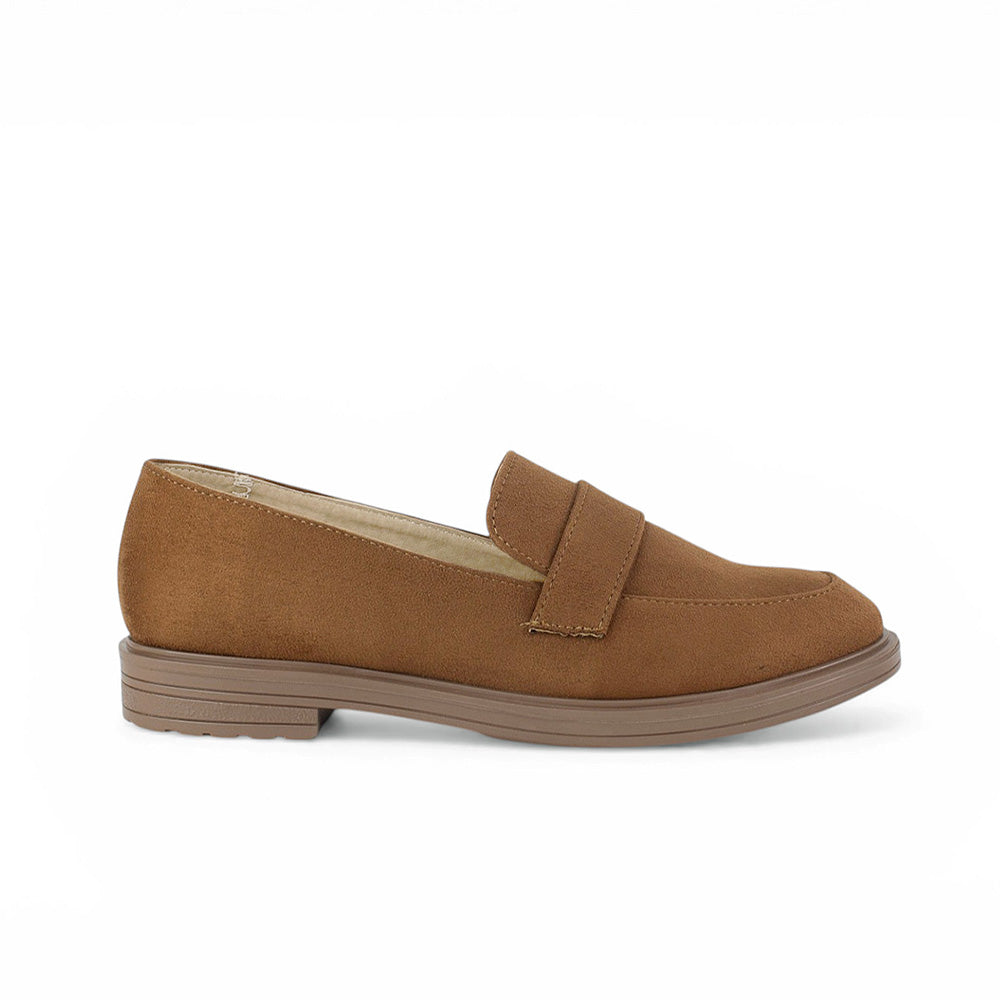 Vista lateral de mocasín cafe para mujer con tira frontal y tacón bajo de 4cm