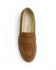 Vista superior de mocasín cafe para mujer con tiral al frente, costura y punta redonda de meter