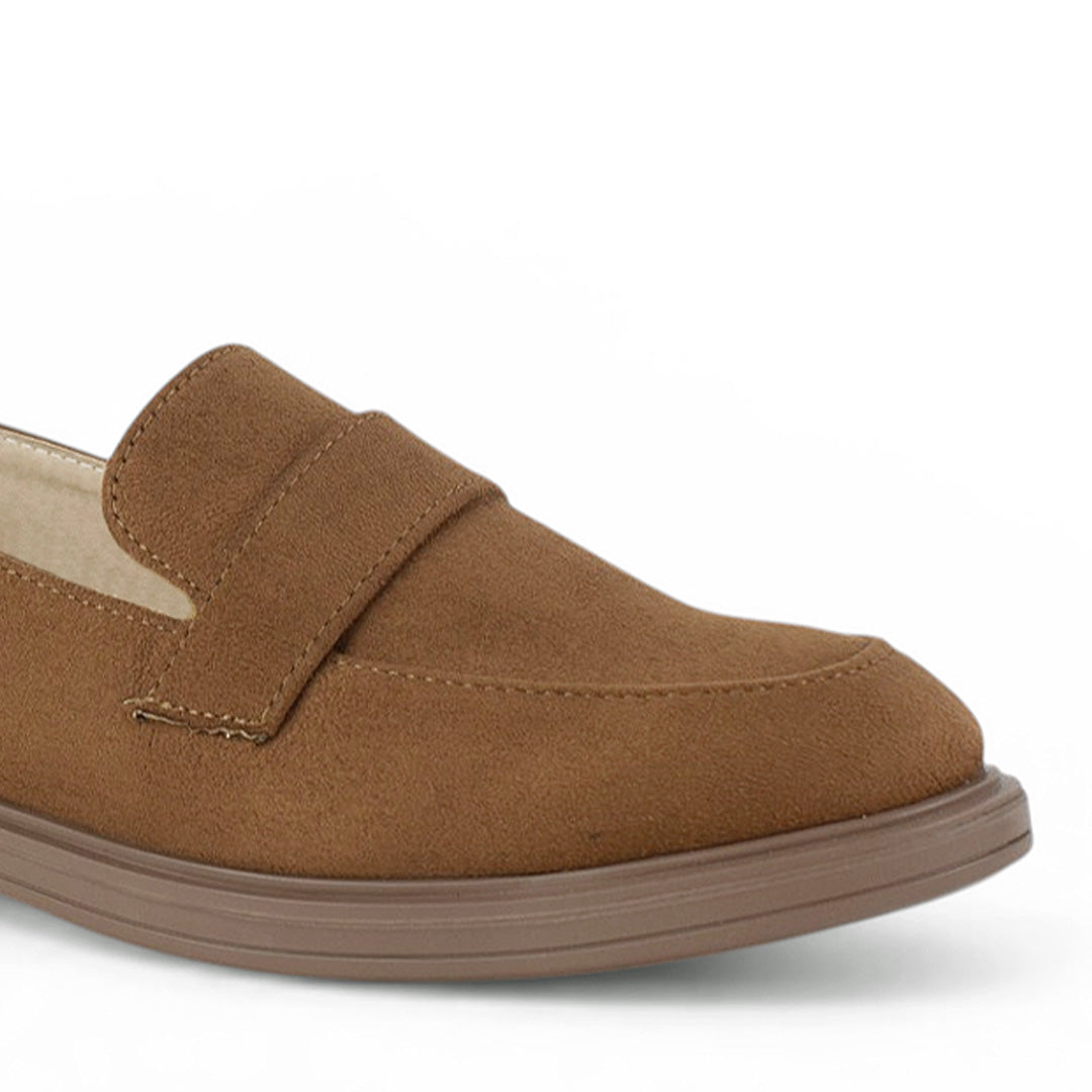 Vista de punta redonda con costura en mocasín cafe de meter para mujer con tira frontal y tacón bajo 3cm