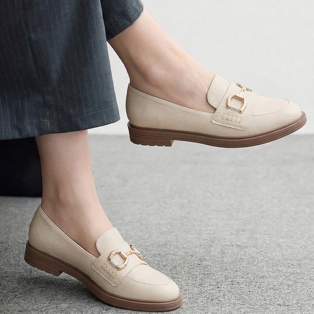 Mocasines beige para mujer de tacón bajo 3cm con herraje brillante de meter