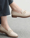 Mocasines beige para mujer de tacón bajo 3cm con herraje brillante de meter