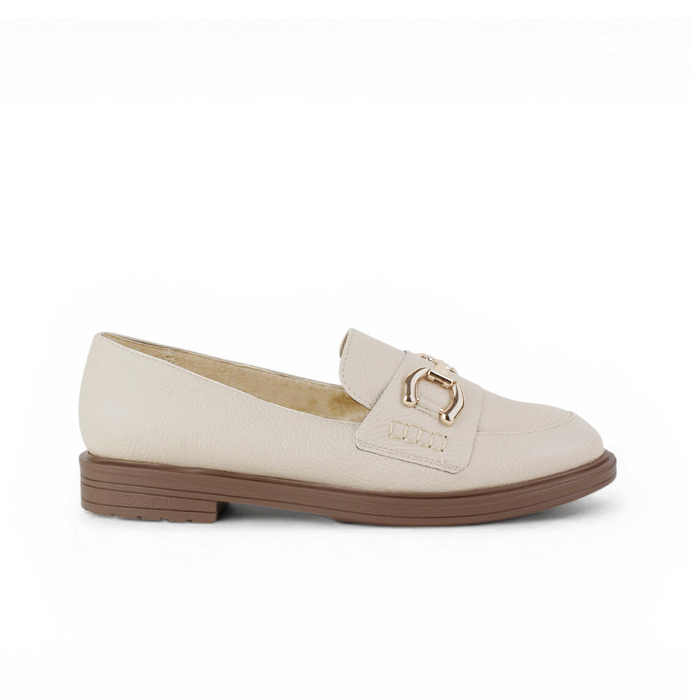 Vista lateral de mocasín beige de meter para mujer con tacón bajo de 3cm y herraje decorativo