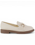 Vista lateral de mocasín beige de meter para mujer con tacón bajo de 3cm y herraje decorativo