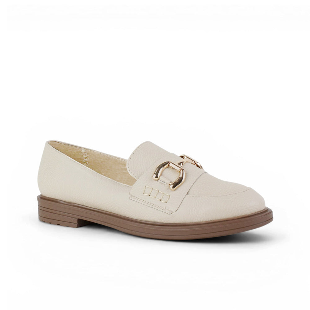 Vista diagonal de mocasín beige para mujer  con herraje decorativo y tacón bajo de 3cm de meter