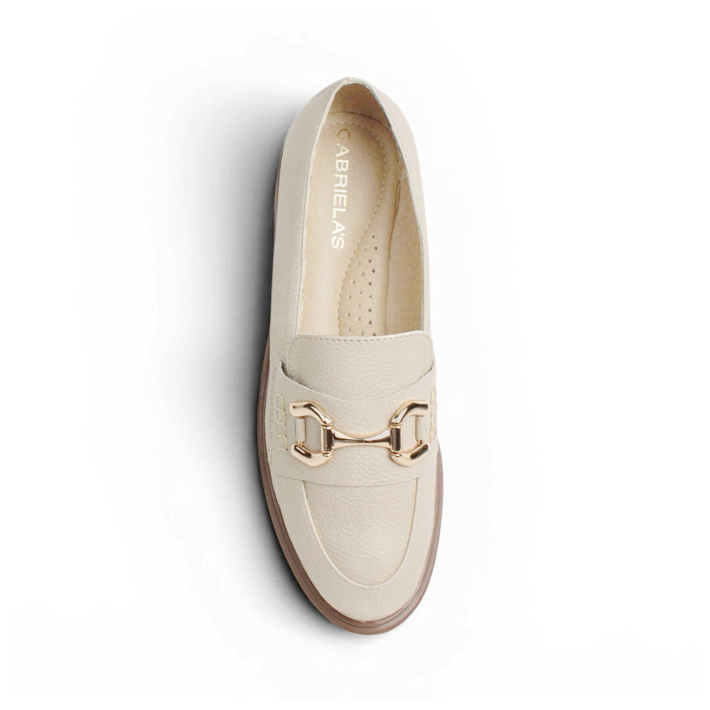Vista superior de mocasín beige para mujer con herraje decorativo de meter 