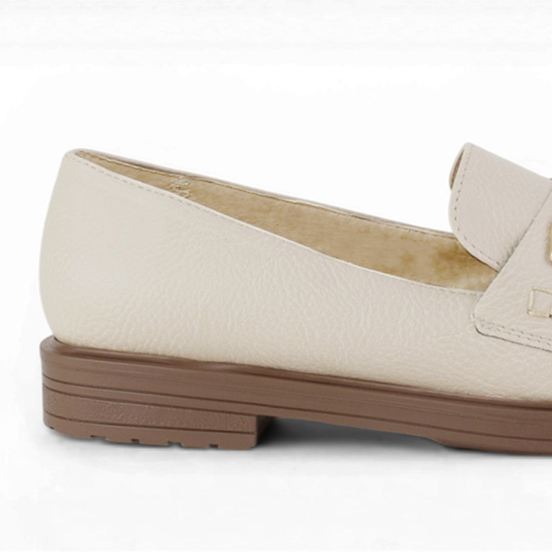 Vista trasera de tacón bajo 3cm en mocasín beige de meter para mujer con herraje decorativo 