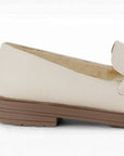 Vista trasera de tacón bajo 3cm en mocasín beige de meter para mujer con herraje decorativo 