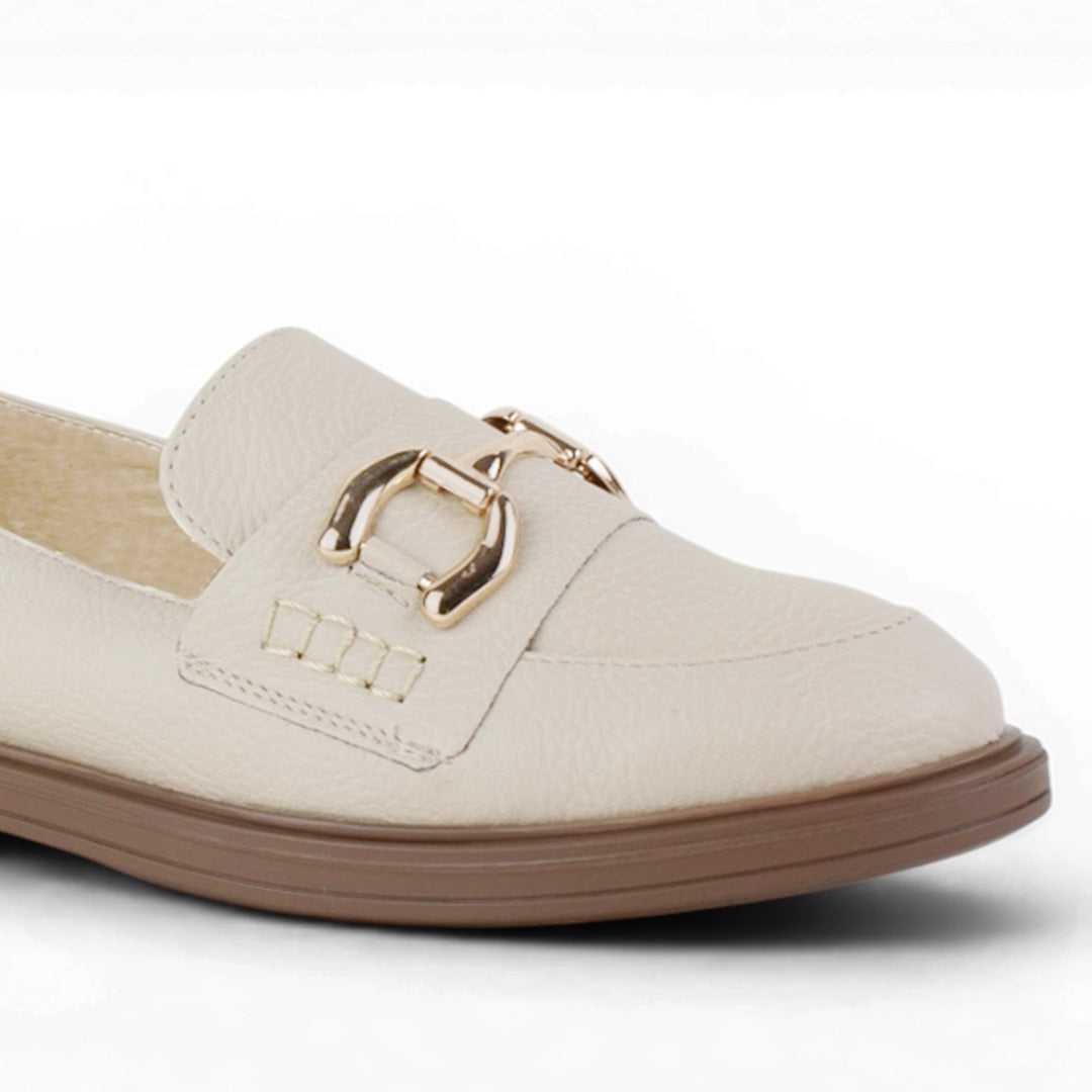 Vista de herraje decorativo en mocasín beige de meter para mujer con tacón bajo de 3cm y punta redonda