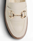 Vista de material sintético en mocasín beige de meter para mujer con tacón bajo de 3cm y herraje decorativo