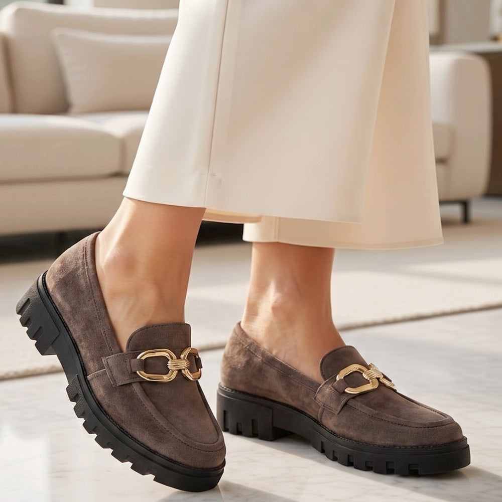 Mocasines cafés para mujer con herraje metálico y suela chunky de tacón bajo ancho de 4cm