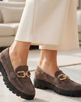 Mocasines cafés para mujer con herraje metálico y suela chunky de tacón bajo ancho de 4cm