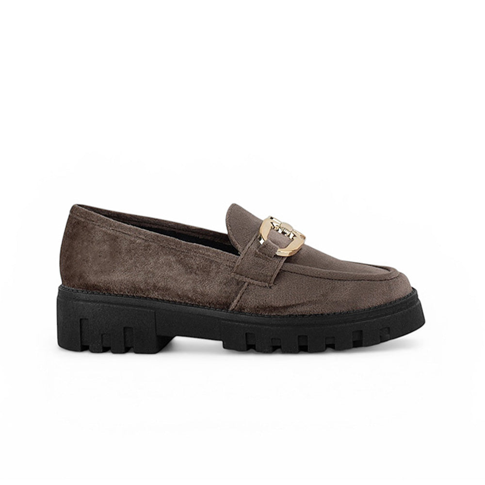 Vista lateral de mocasín cafe para mujer con herraje, costura y tacón ancho bajo de 4cm, de suela chunky