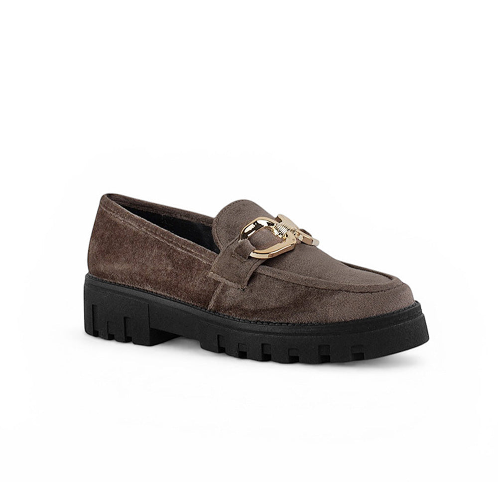 Vista diagonal de mocasín cafe para mujer con herraje, costura y tacón ancho bajo de 4cm